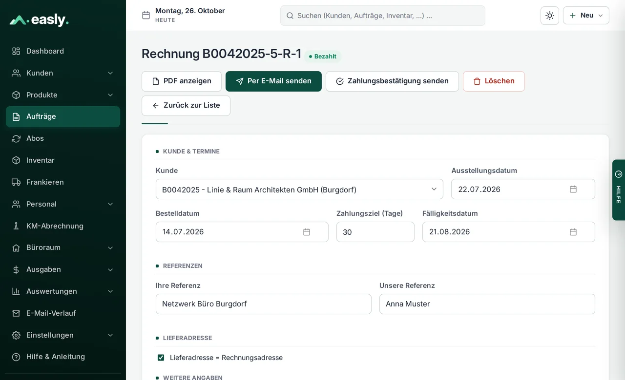 Rechnung in Easly mit Kunde, Fälligkeit, Referenz und Aktionen für PDF, E-Mail und Zahlungsbestätigung